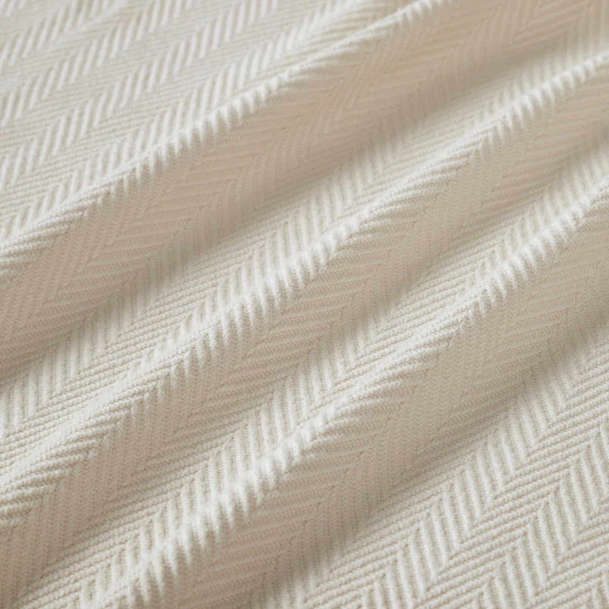 BL-866-11096_9|Close-up of soft cream herringbone woven blanket fabric, highlighting intricate texture for cozy and elegant bedding.