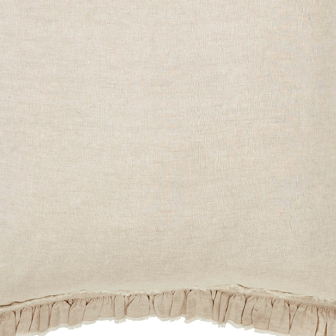 ES-018-2626_2|Close-up of a natural linen duvet cover with delicate, soft ruffled edge detail. Cozy and elegant bedding.
