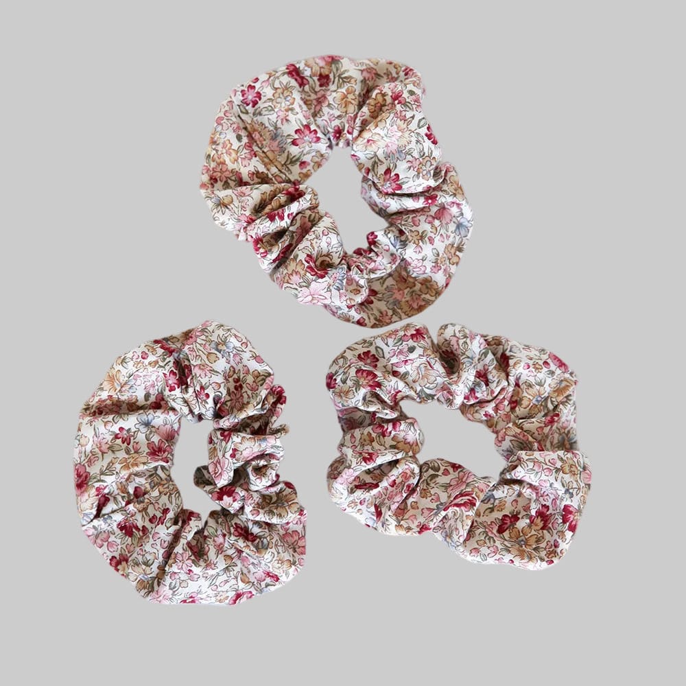 Scrunchie Red Blossom close up — premium cotton red blossom scrunchie