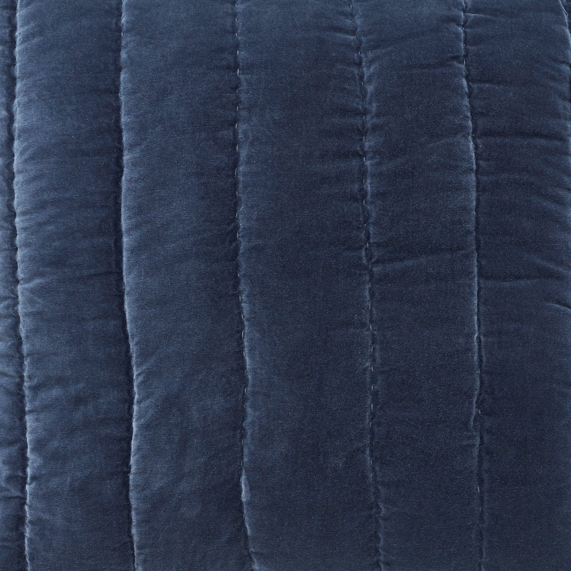 SS-335-2026_2|Deep navy blue velvet quilt with vertical channel stitching. Plush, luxurious bedding for warmth and comfort, adding elegance to any bedroom.