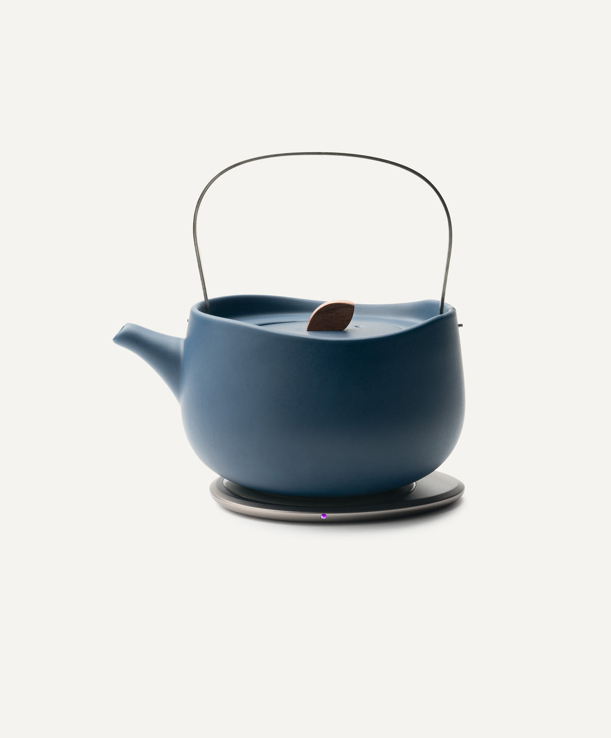 Leiph Self-Heating Ceramic Teapot Set 20 fl oz / 600 mL in Deep Navy on Ohom Charging Pad 3