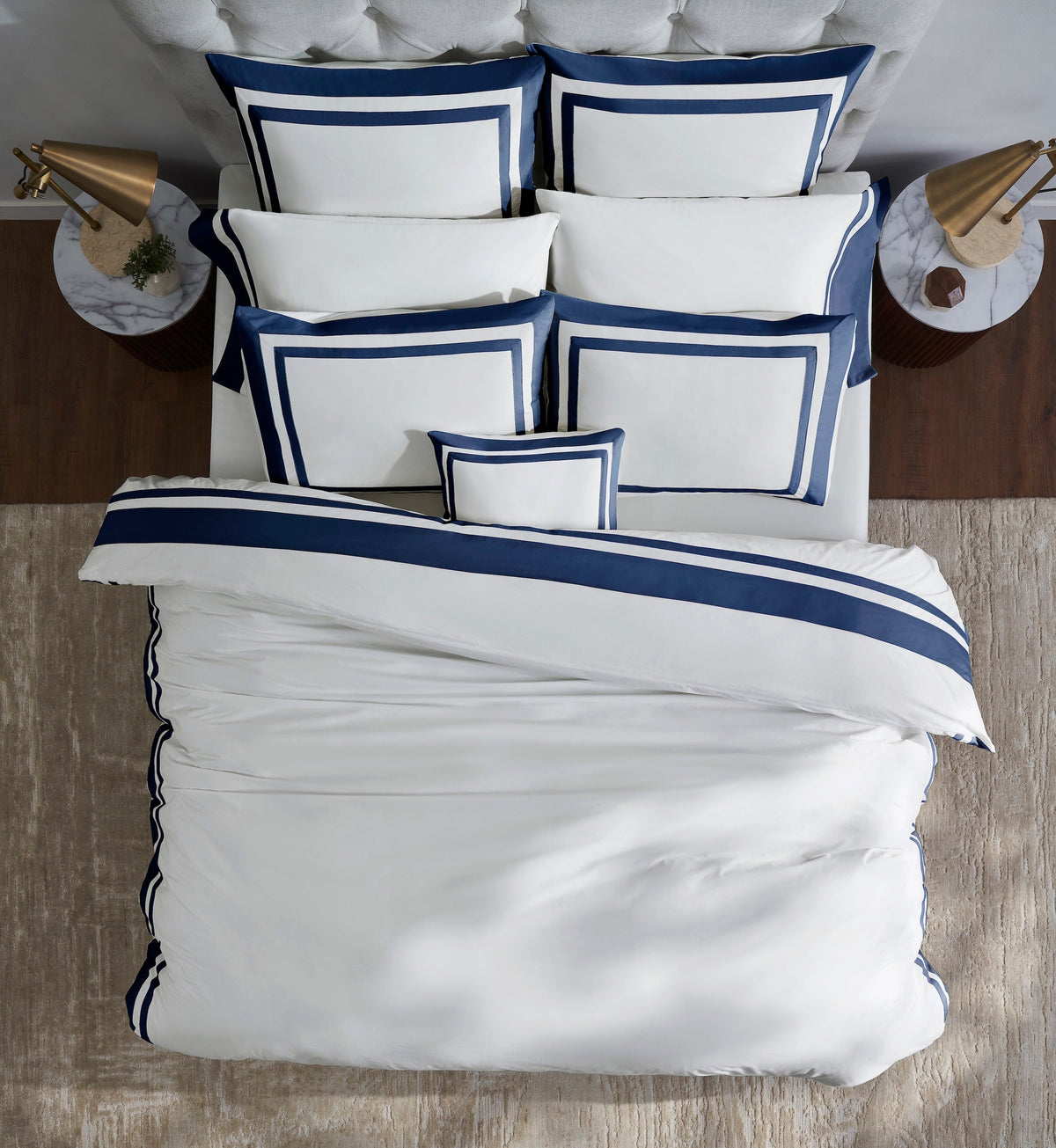DT-062-10692_5|Close-up of white duvet cover showing secure and discreet button closure. High-quality bedding detail for durability.