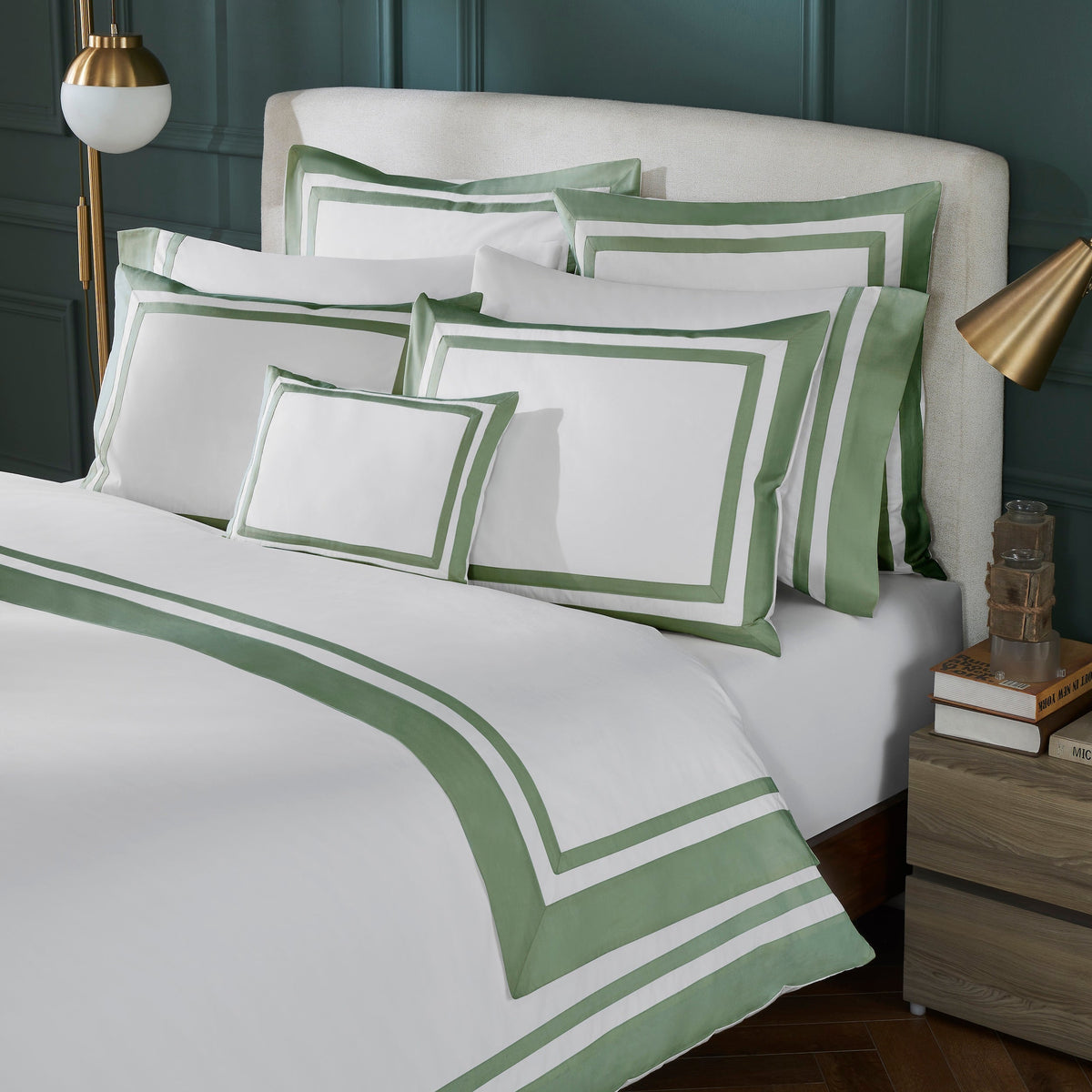 DT-069-10692_6|Detailed close-up of white duvet cover corner with a sophisticated navy blue border, emphasizing elegant bedding design.