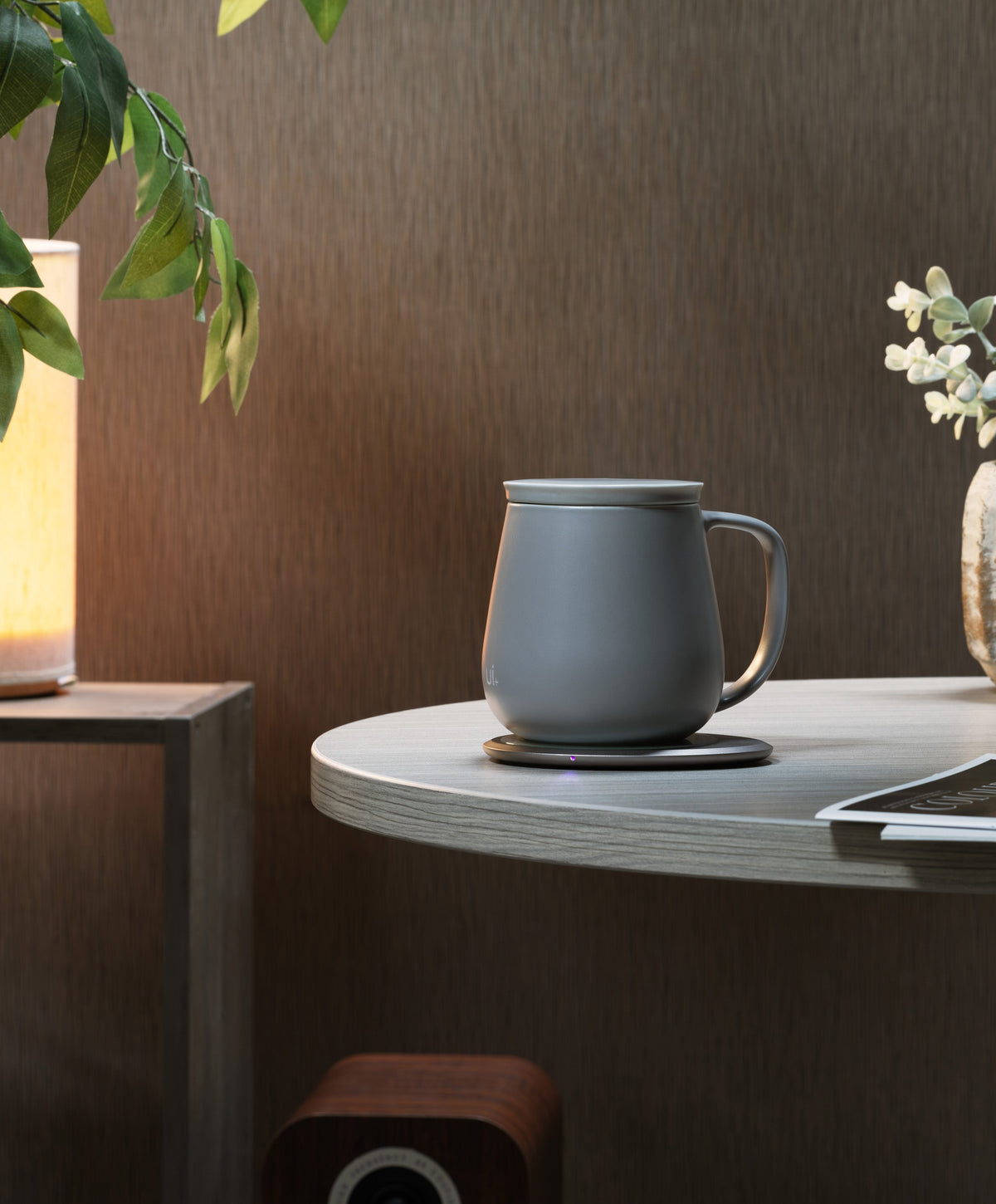 Ui+ self-heating ceramic mug set 18 fl oz / 532 mL in Soft Gray with lid charging on OHOM Pad 3