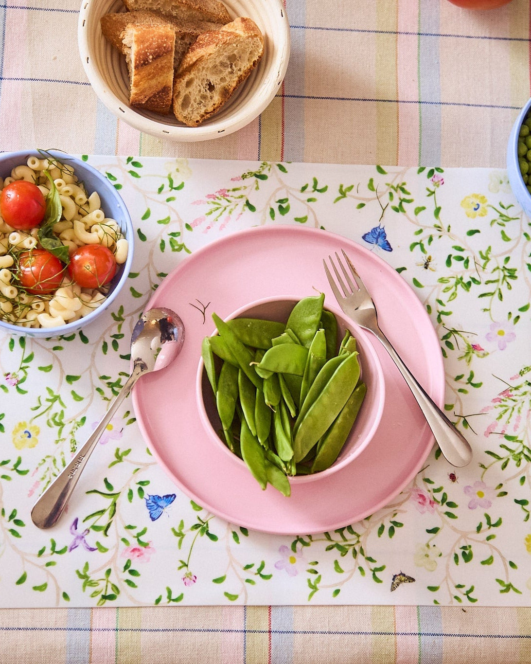 Bright summer food on pink recette plates and bowls