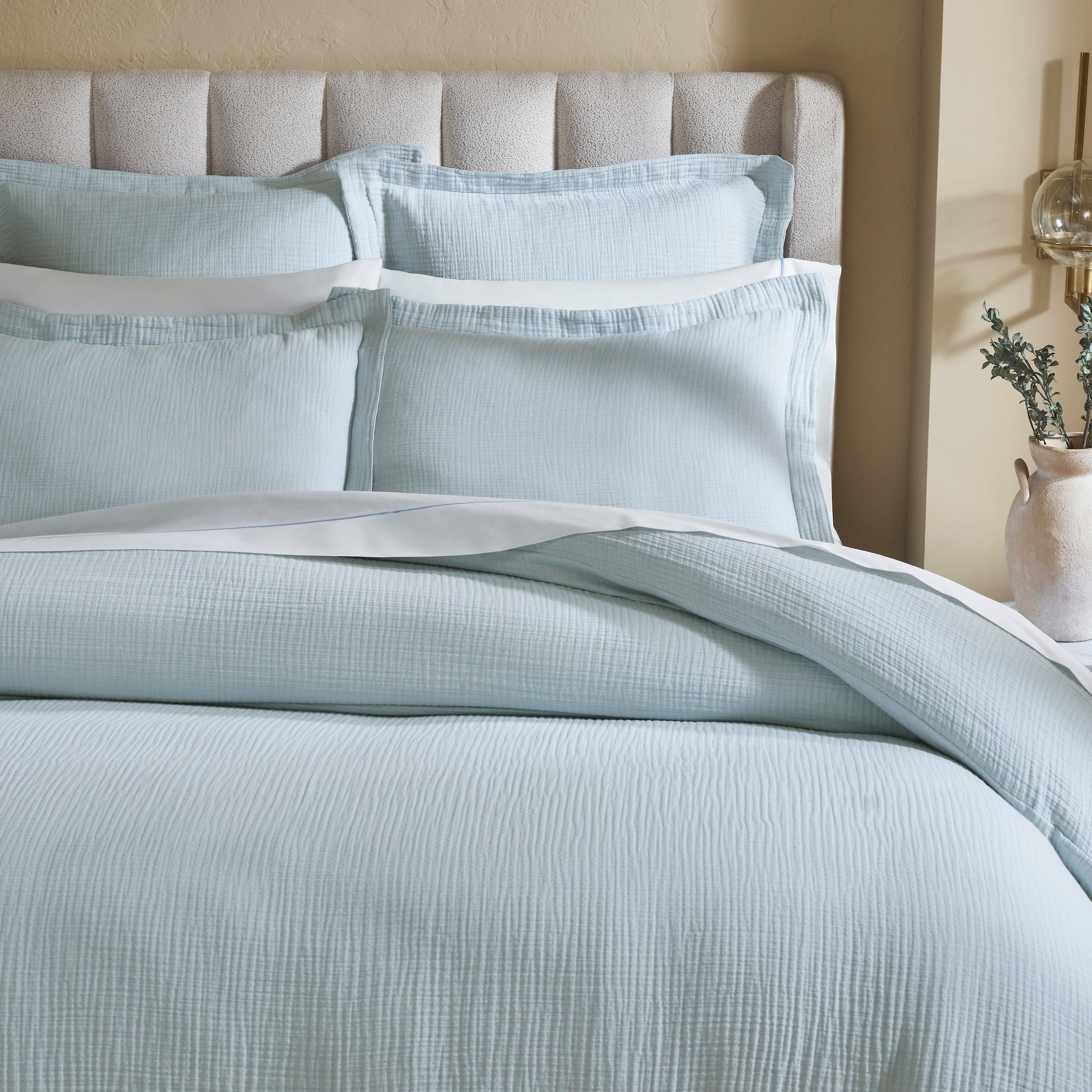 DT-050-9092_3|Detailed view of a light blue textured duvet cover, showcasing its crinkled fabric and soft, cozy appeal for any bed.