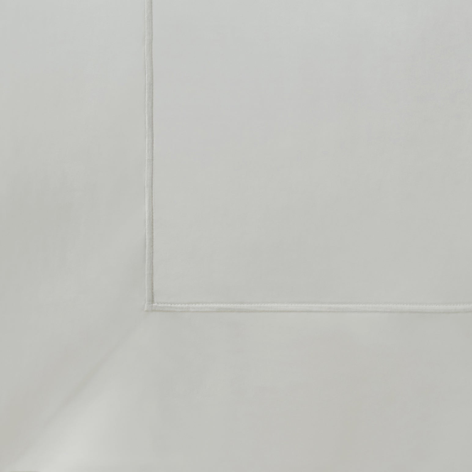 KS-064-2036_4|Crisp white duvet cover featuring an elegant stitched border detail. High-thread-count cotton for ultimate softness.