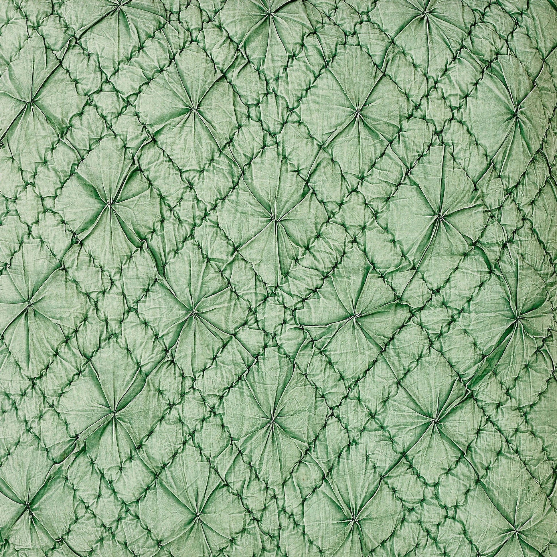 ES-366-2626_2|Elegant green tufted quilt, featuring an intricate square pattern, providing a soft and luxurious texture for any bed.