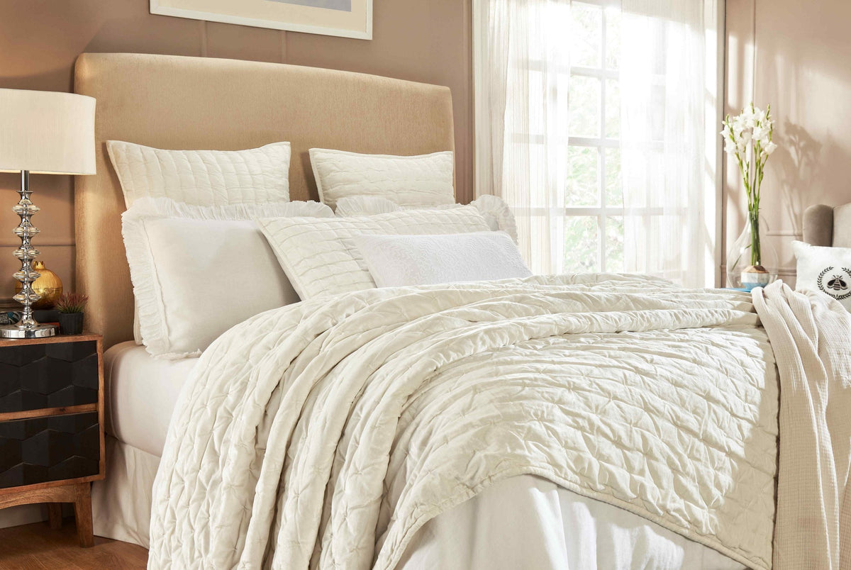 QT-311-11096_1|Elegant cream quilt featuring a unique gathered texture and intricate stitching, adding sophisticated comfort to any bedroom.