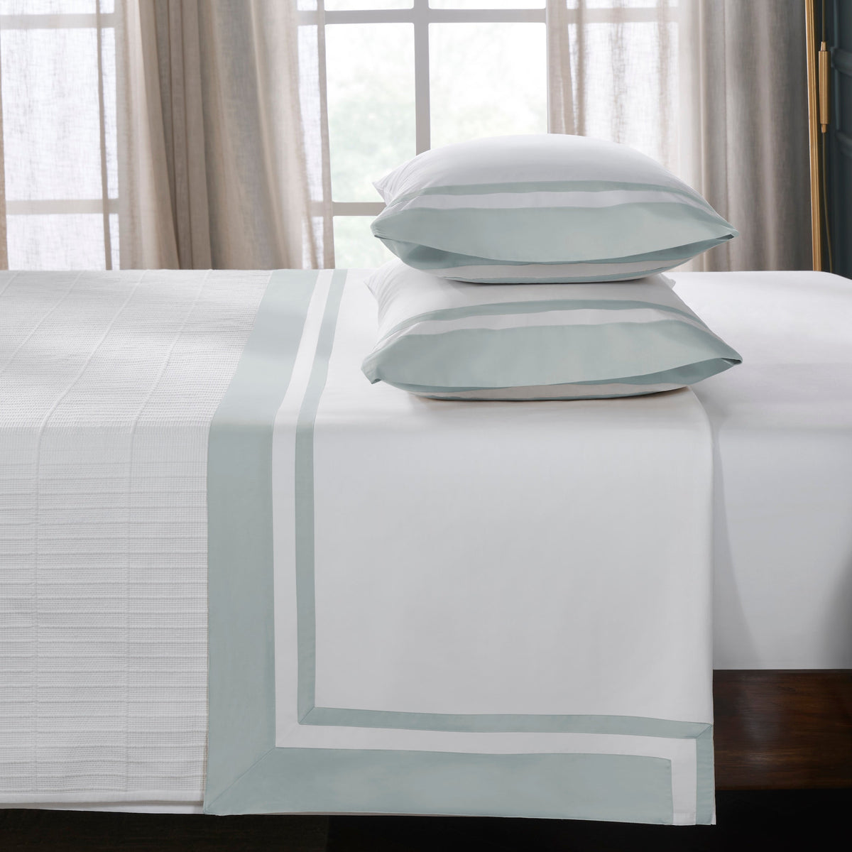 QFL-541-6080_3|Crisp 100% cotton sheets, soft and breathable, with elegant light blue striped details, ideal for luxurious bedroom comfort.