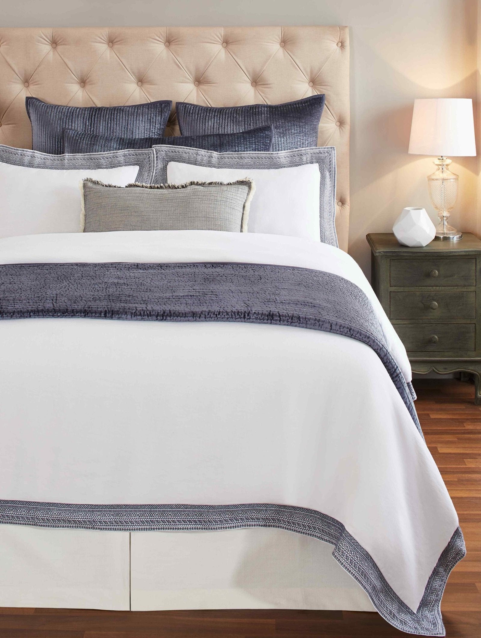 DT-016-10692_2|Crisp white duvet cover featuring a chic navy blue geometric patterned border, adding a modern and elegant touch.