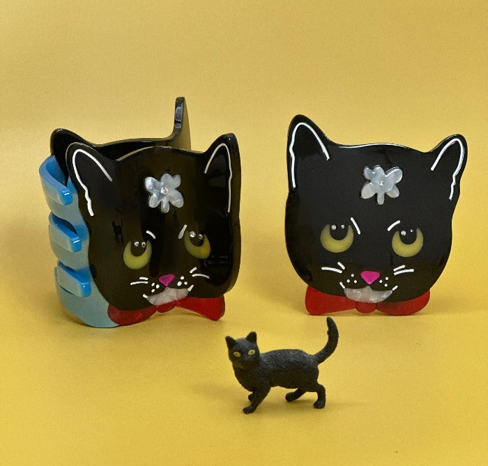 Naoko cat hair claw, inspired on my weird and sweet tuxedo baby. Handmade on cellulose acetate, with splice technique, exquisite miniature details and crystals, that are tied directly to its value and make them unique and special. 