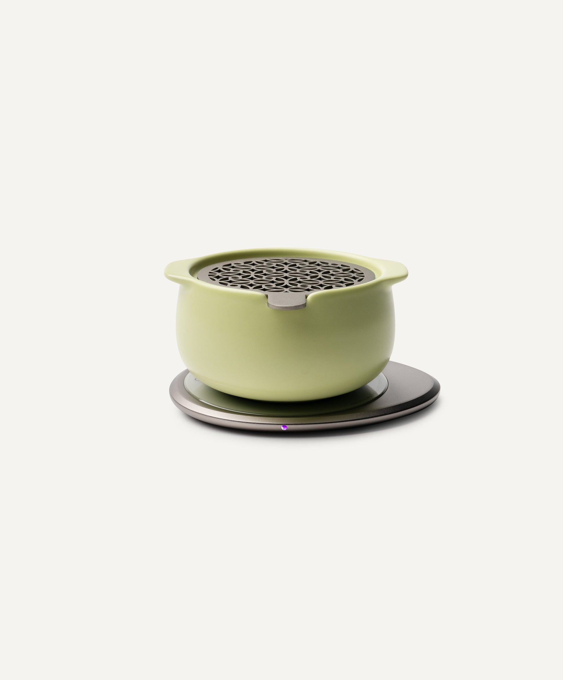 Jun Self-Heating Ceramic Diffuser 5 fl oz / 150 mL in Verde Green with lid on Ohom Pad 3