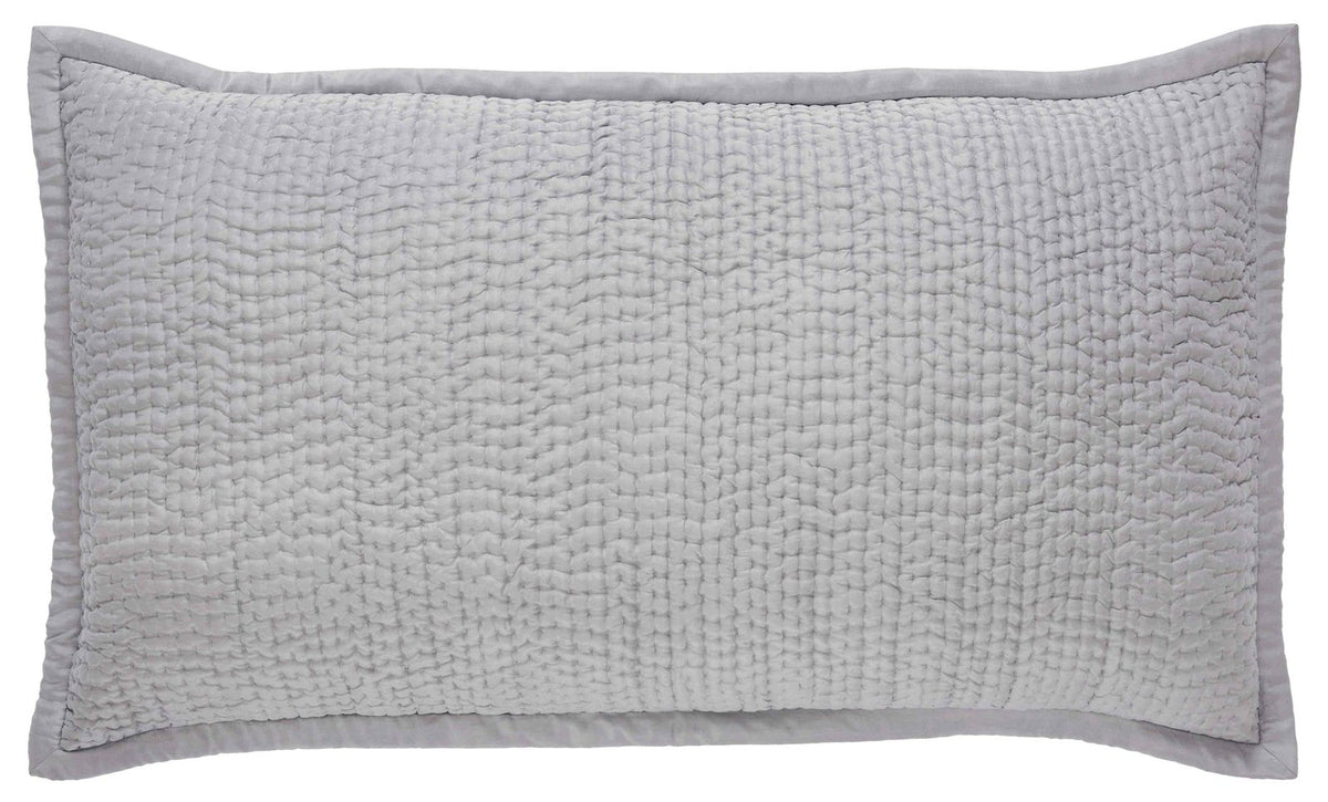 KS-156-2036_1|Modern light grey coverlet with a textured waffle-like quilt pattern, providing stylish comfort and elegant simplicity. (119 chars)