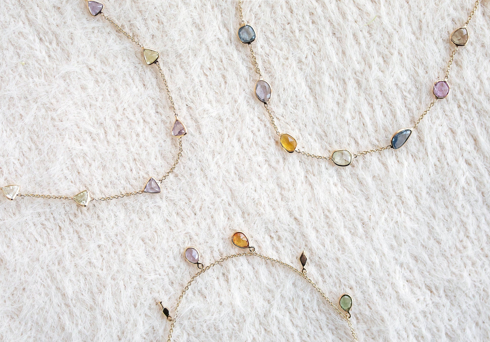 Zuvan Bracelet minimal everyday fine jewelry in solid gold and sterling 925 silver with natural gemstones.