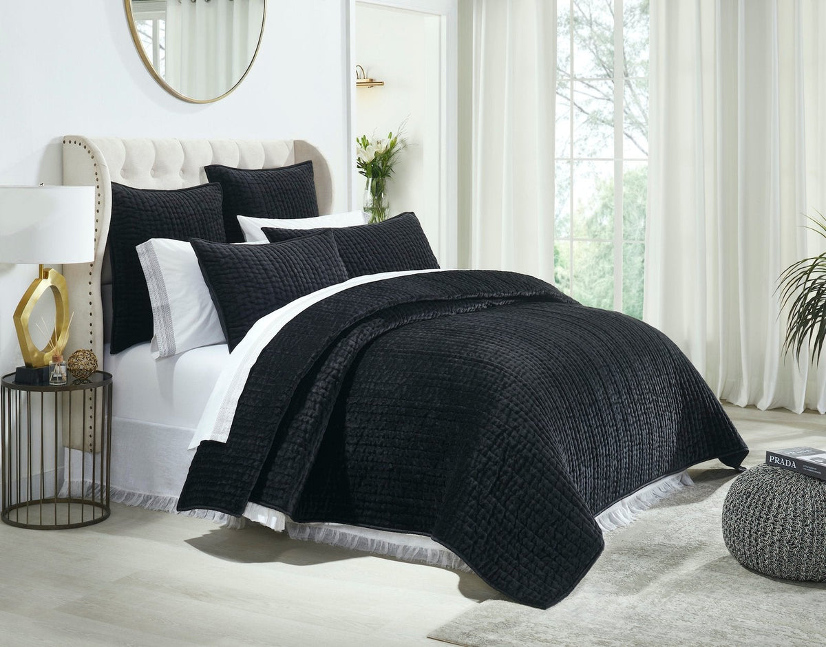 QT-361-9496_1|Luxurious black quilted bedding set, featuring a rich textured quilt and matching shams, creating a bold bedroom look.