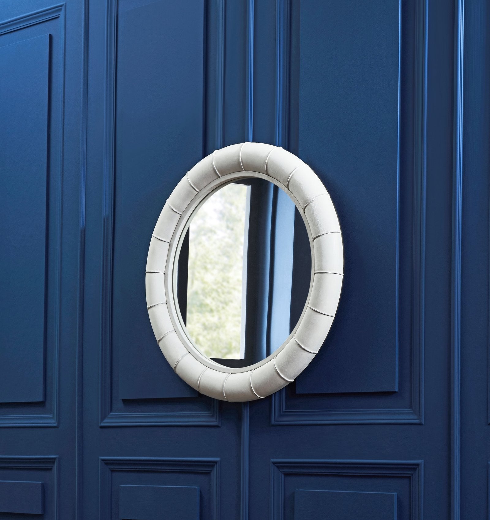 FN-5203-33233_3|Modern white leather-framed round mirror with padded design. Elegant contemporary decor for stylish living spaces.