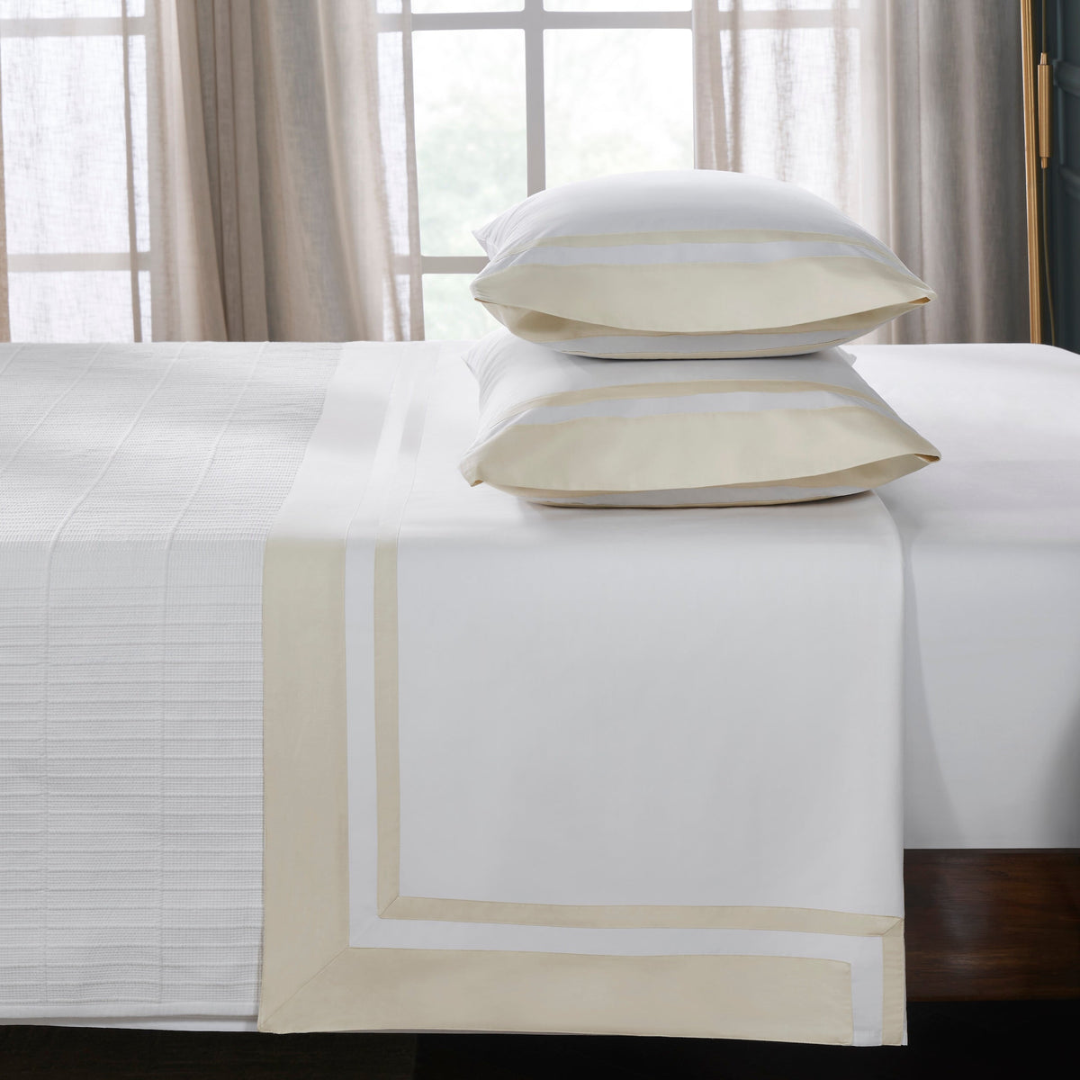 QFL-540-6080_3|Luxurious 100% white cotton sateen sheets with elegant beige double border, providing breathable hotel-quality bedding.