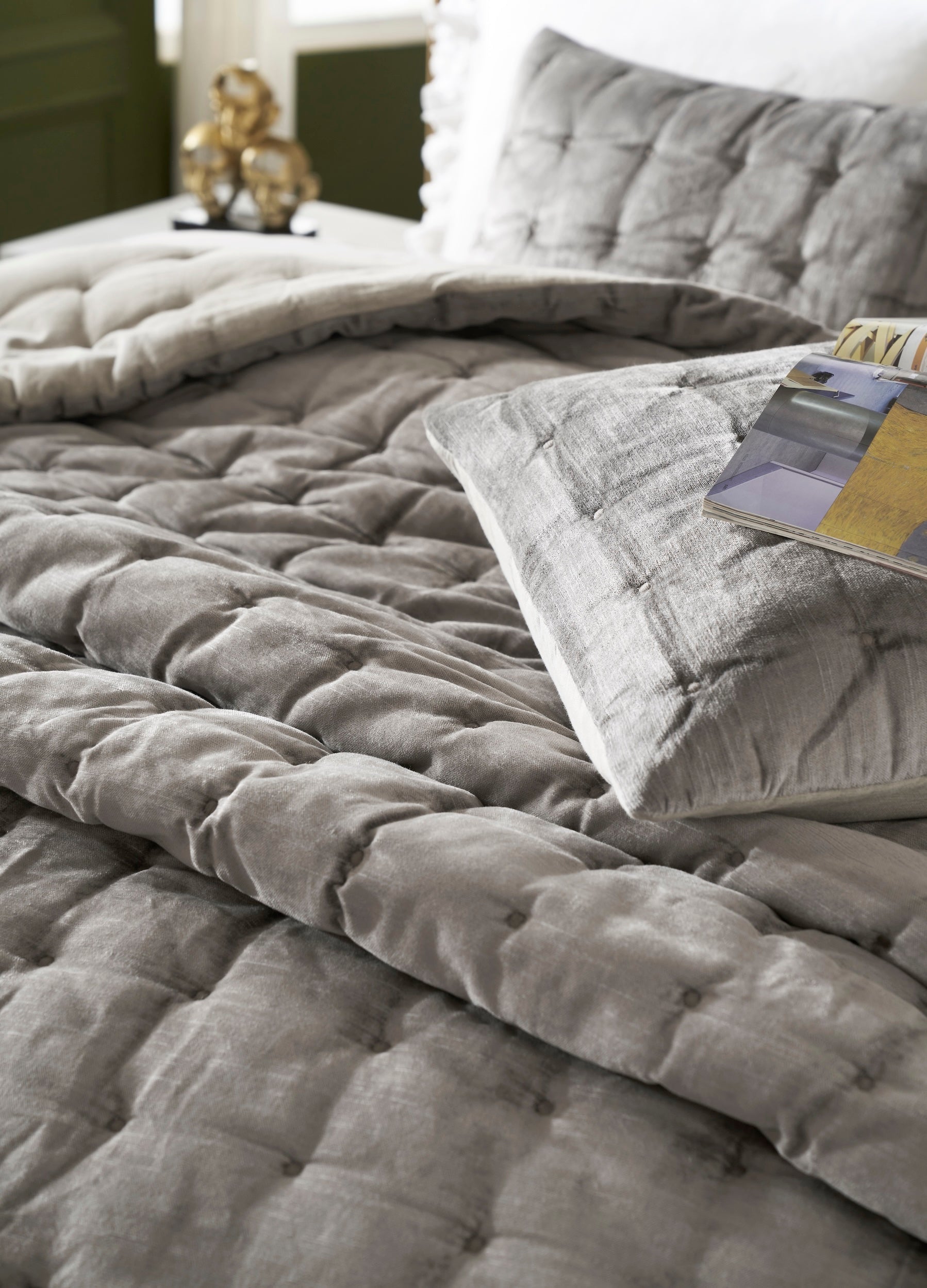 QT-307-11096_4|Close-up of charcoal grey tufted quilt texture, highlighting square quilting. Soft, elegant fabric for sophisticated bedroom bedding.
