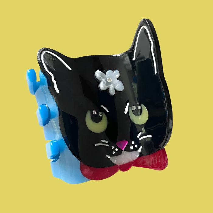 Naoko cat hair claw, inspired on my weird and sweet tuxedo baby. Handmade on cellulose acetate, with splice technique, exquisite miniature details and crystals, that are tied directly to its value and make them unique and special. 