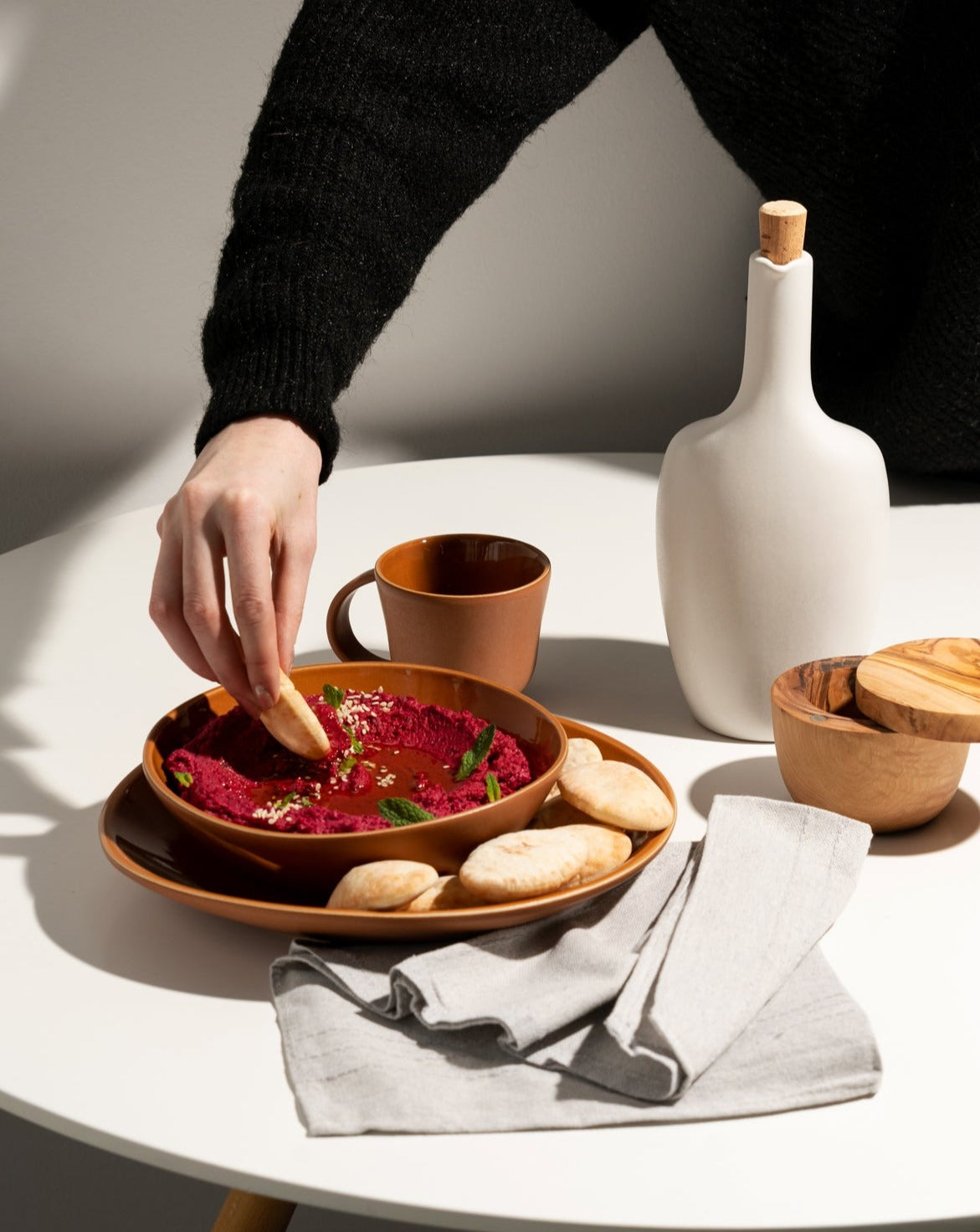 handmade, artisan made, matte black, matte finish, plate, dessert plate, assiette à dessert, noir mat, artisan made fait à la main, arisanal, intemporel, design, dadasi, gharyan stoneware, ethically made, ethique, fair trade, commerce équitable, soup bowl, bol à soupe, poke bowl