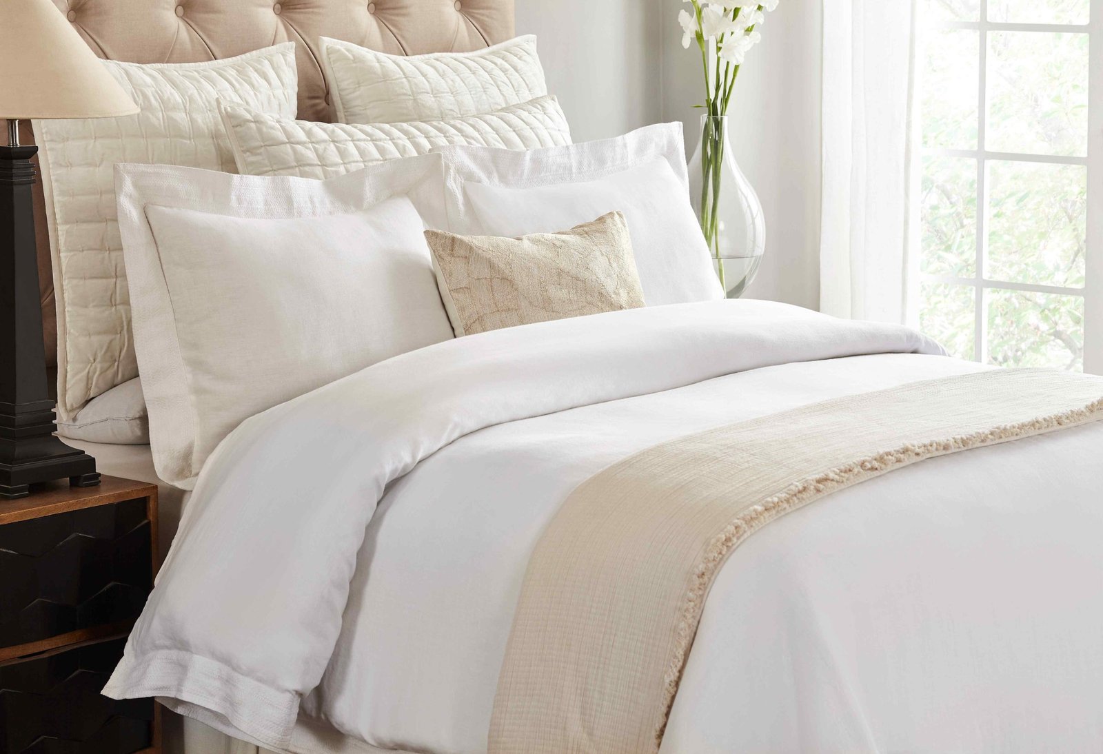 DT-015-9092_1|Pure white linen duvet cover offering a serene, elegant aesthetic and supreme comfort for a contemporary bedroom.