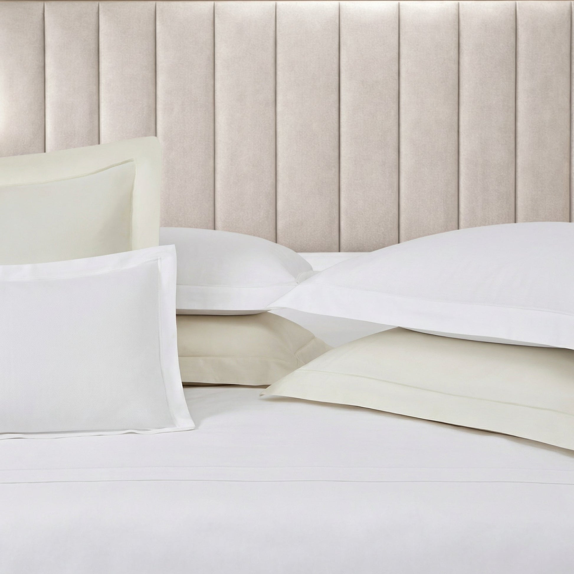 KS-064-2036_3|Luxurious white & cream sateen duvet cover set for ultimate bedroom comfort. Premium hotel quality cotton bedding.