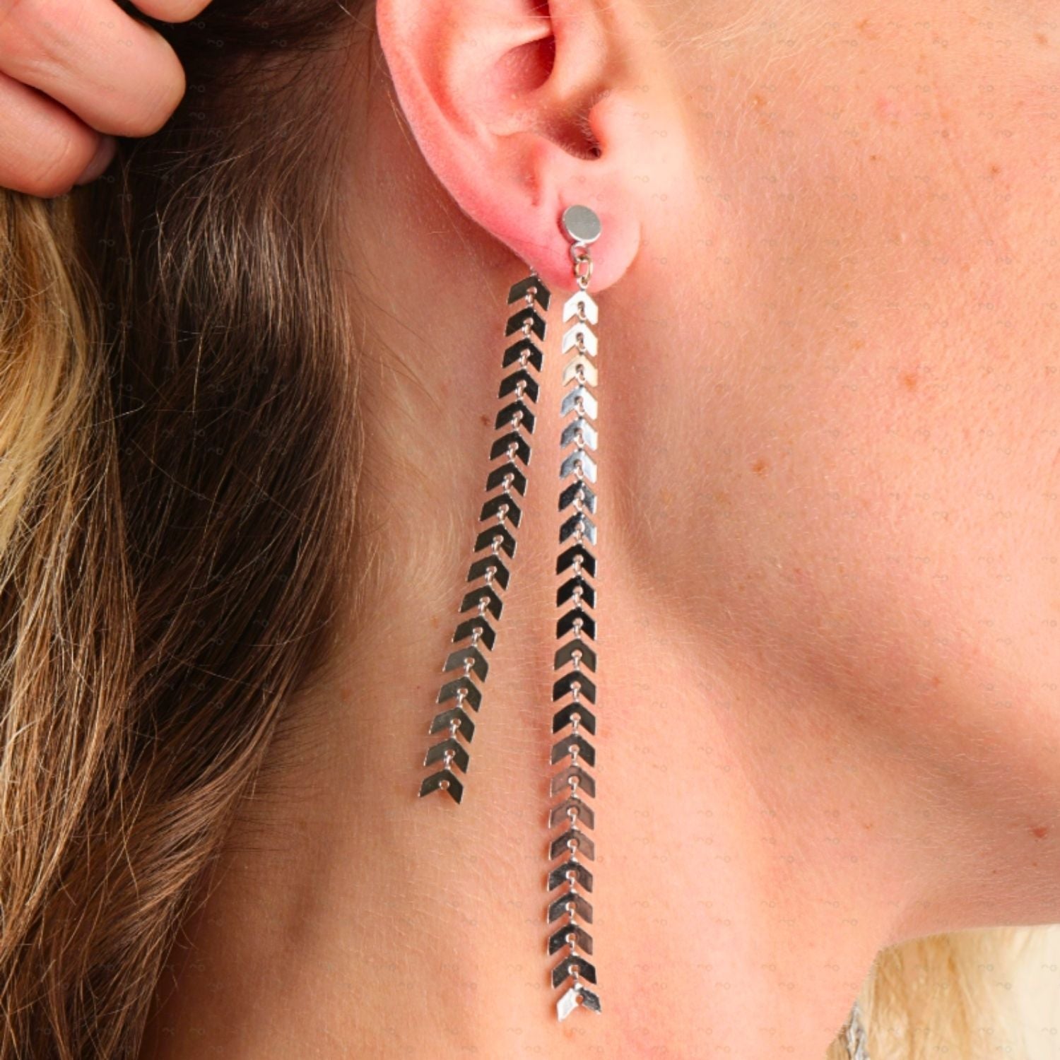 Elegante Silver Chevron Dangle Earrings