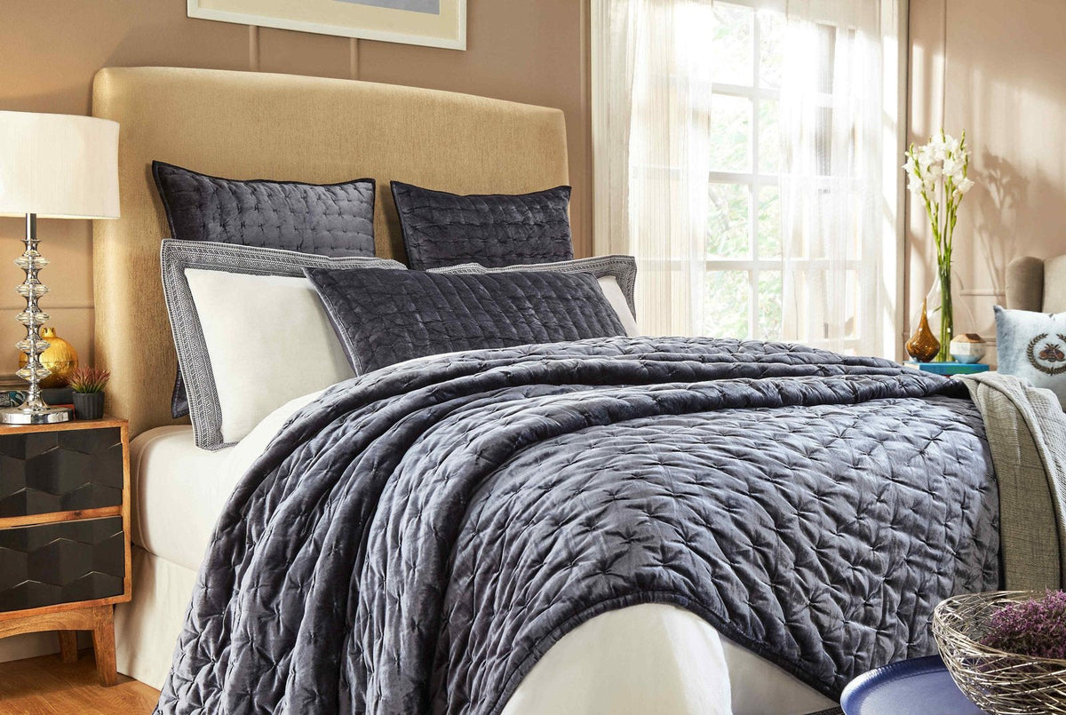 QT-313-11096_2|Luxurious dark gray velvet-quilted quilt set featuring a geometric diamond pattern, adding warmth and sophistication to any bedroom.