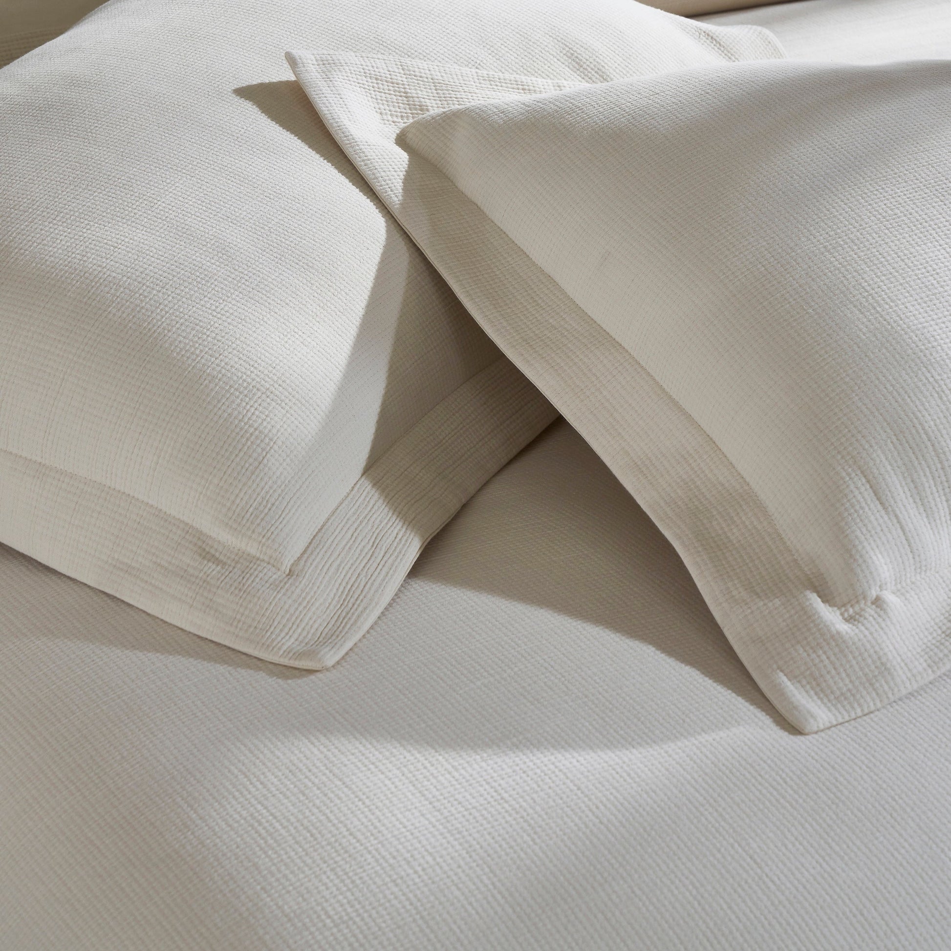 KS-068-2036_3|Textured off-white waffle weave cotton duvet cover and matching pillow shams, creating a comfortable, cozy bedding ensemble.