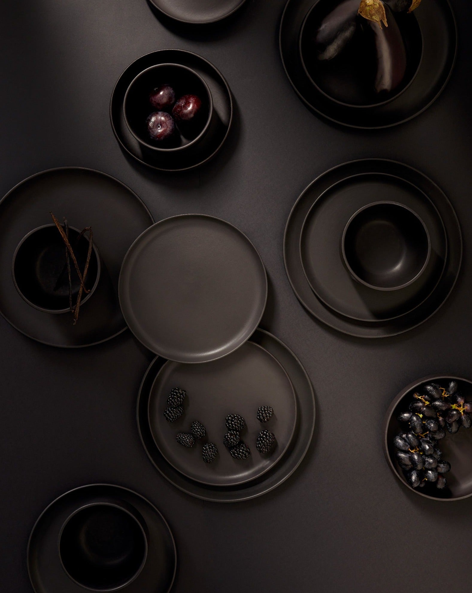 handmade, artisan made, matte black, matte finish, plate, dinner plate, flat plate, assiette plate, assiette à diner, noir mat, artisan made fait à la main, arisanal, intemporel, design, EDAN, gharyan stoneware, ethically made, ethique, fair trade, commerce équitable, dinnerware, service de vaisselle, dinner setdinnerware set, le gourmand, ensemble de vaisselle