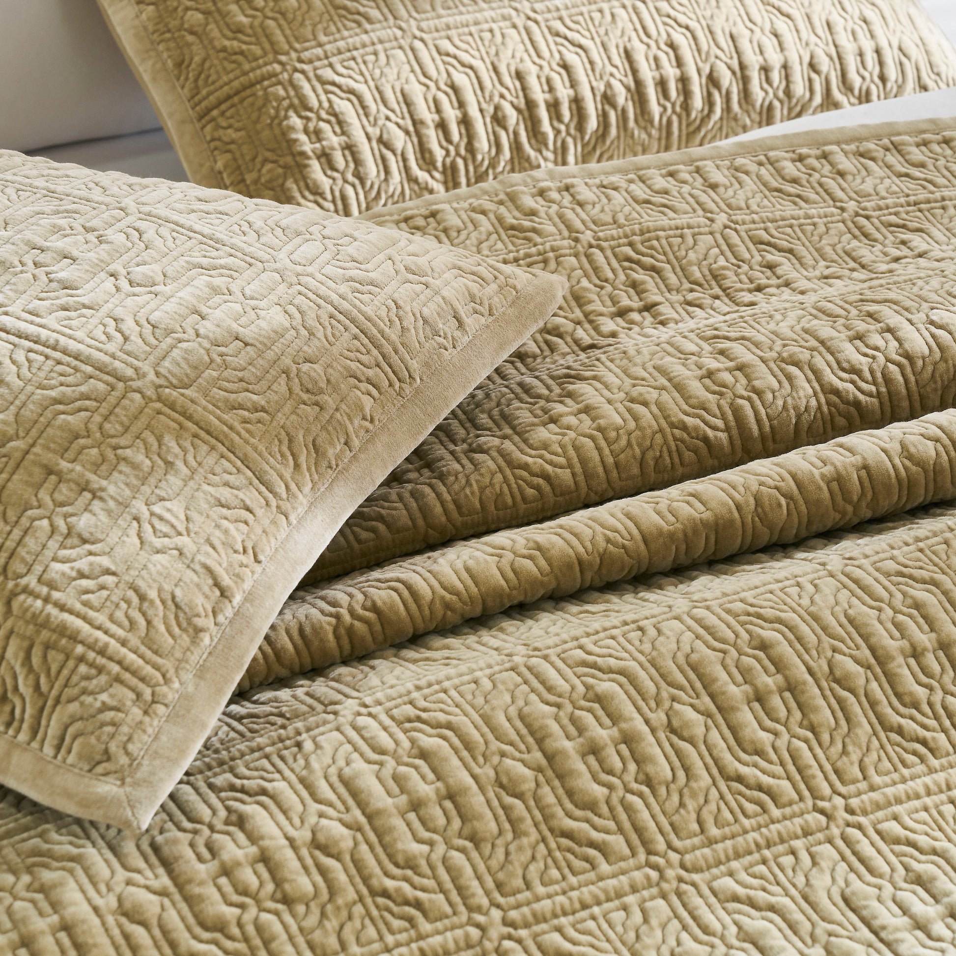 DE-377-3137_3|Luxurious light brown quilted bedding set featuring an elegant duvet, decorative pillows, and intricate geometric pattern.