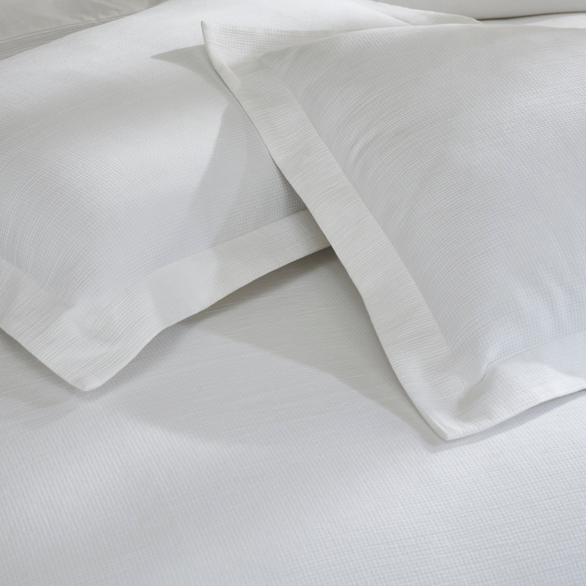 SS-067-X_1|Elegant white textured duvet cover, premium waffle weave cotton bedding, enhancing comfort and modern bedroom decor.