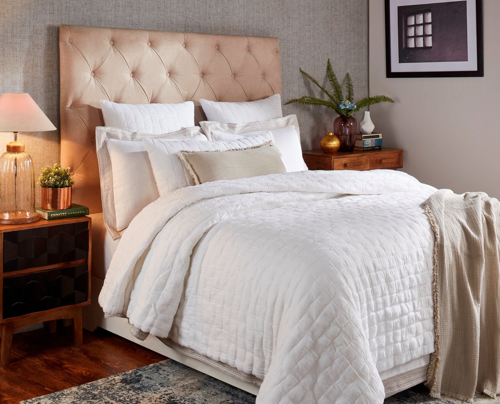 QT-319-9496_3|Elegant white square-quilted quilt set offering timeless sophistication and supreme comfort for a luxurious and inviting bedroom retreat.