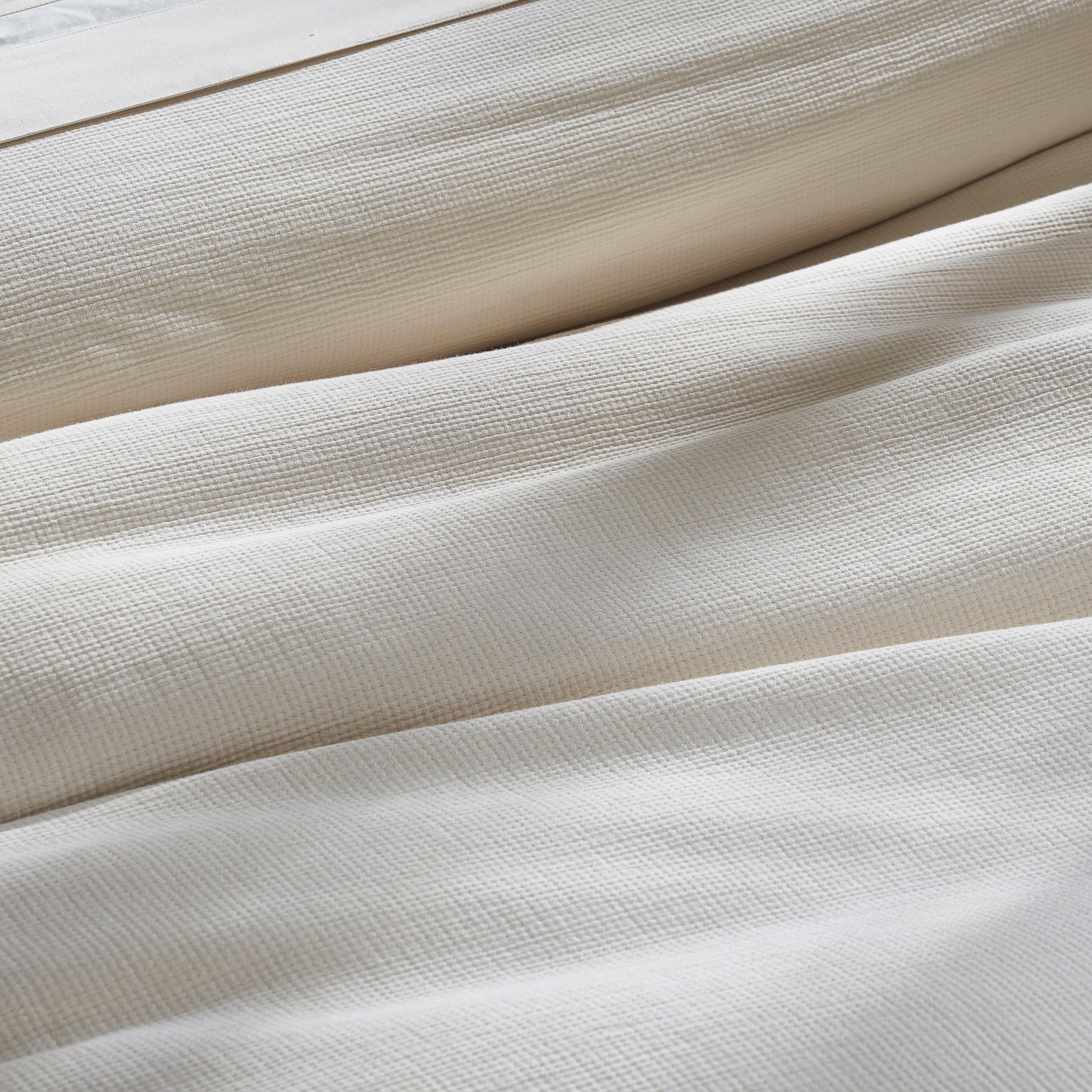 DT-068-10692_7|Close-up of elegant light beige textured duvet cover, showcasing soft folds and horizontal weave pattern for luxury bedding.