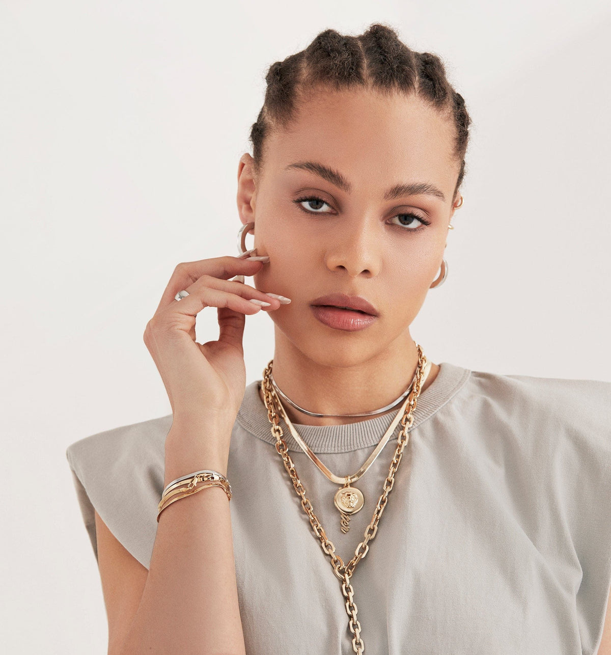 Woman showing off her Gold Jewelry wearing 5mm Viper Chain Necklace