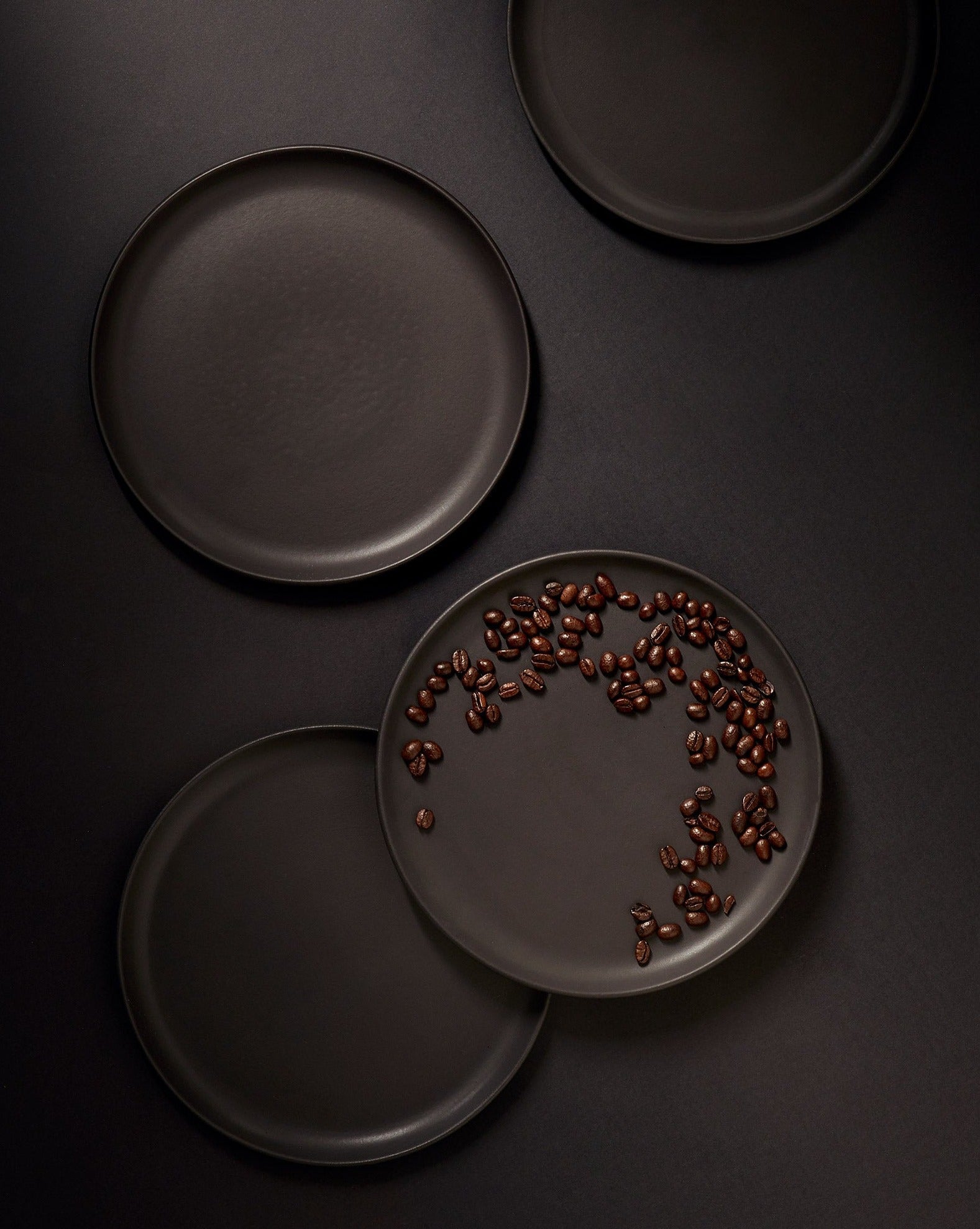 handmade, artisan made, matte black, matte finish, plate, dinner plate, pasta plate, salad plate, assiette à diner, assiette à pate, salad plate, noir mat, artisan made fait à la main, arisanal, intemporel, design, EDAN, gharyan stoneware, ethically made, ethique, fair trade, commerce équitabledinnerware set, le gourmand, ensemble de vaisselle