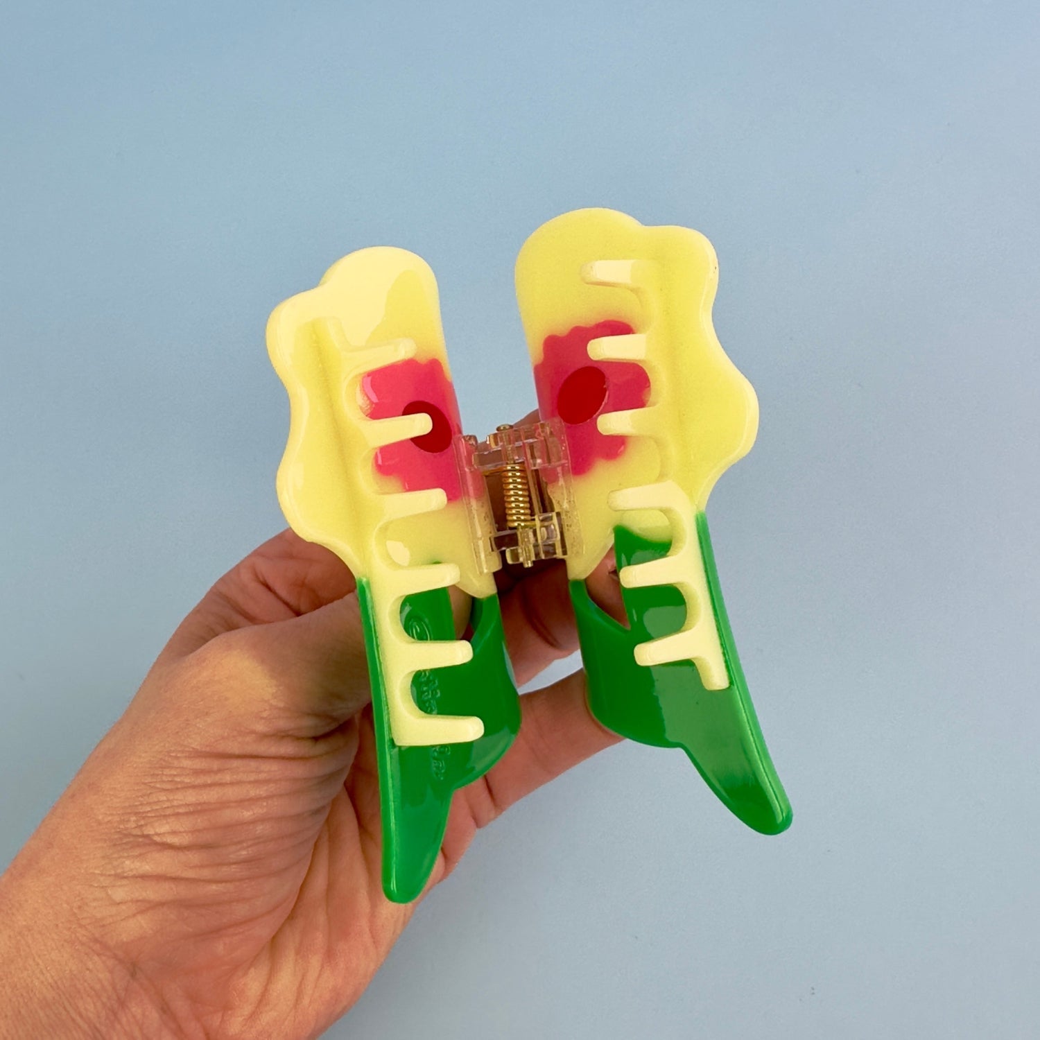 Yellow flower hair claw, floral and unique in cellulose acetate from Centinelle garden. Handmade on cellulose acetate, with splice technique, exquisite miniature details and crystals, that are tied directly to its value and make them unique and special. 