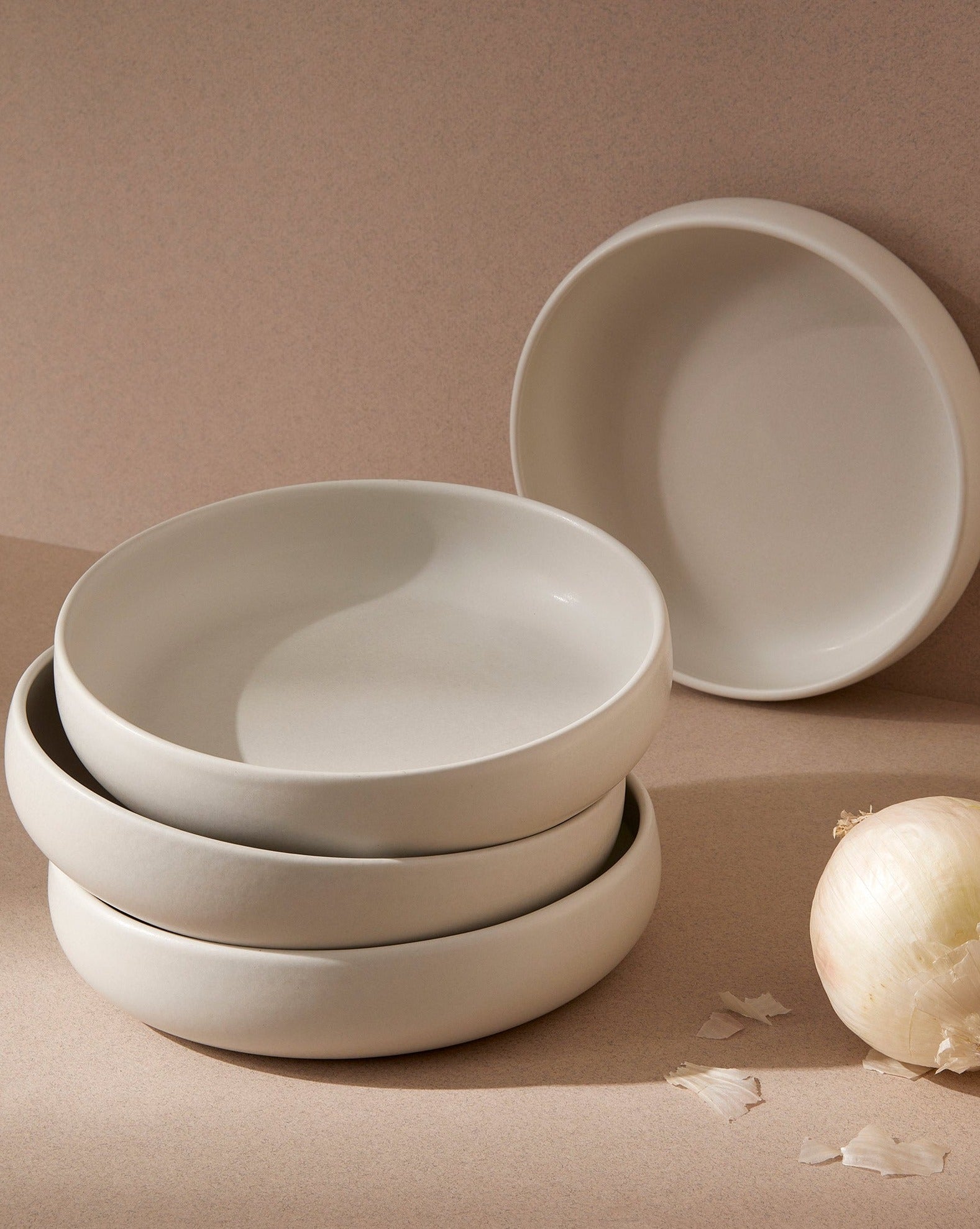 handmade, artisan made, matte WHITE, matte finish, bowl, dinner bowl, soup bowl, bol à diner, bol à soupe, salad bowl, blanc mat, artisan made fait à la main, arisanal, intemporel, design, youlha, gharyan stoneware, ethically made, ethique, fair trade, commerce équitable