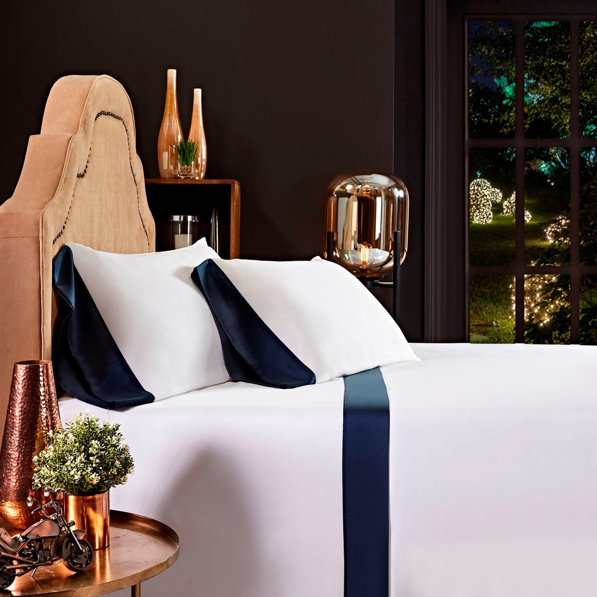 QSS-512-X_1|Elegant white sheet set with a bold navy blue stripe and pillow shams, providing a luxurious bedding look.