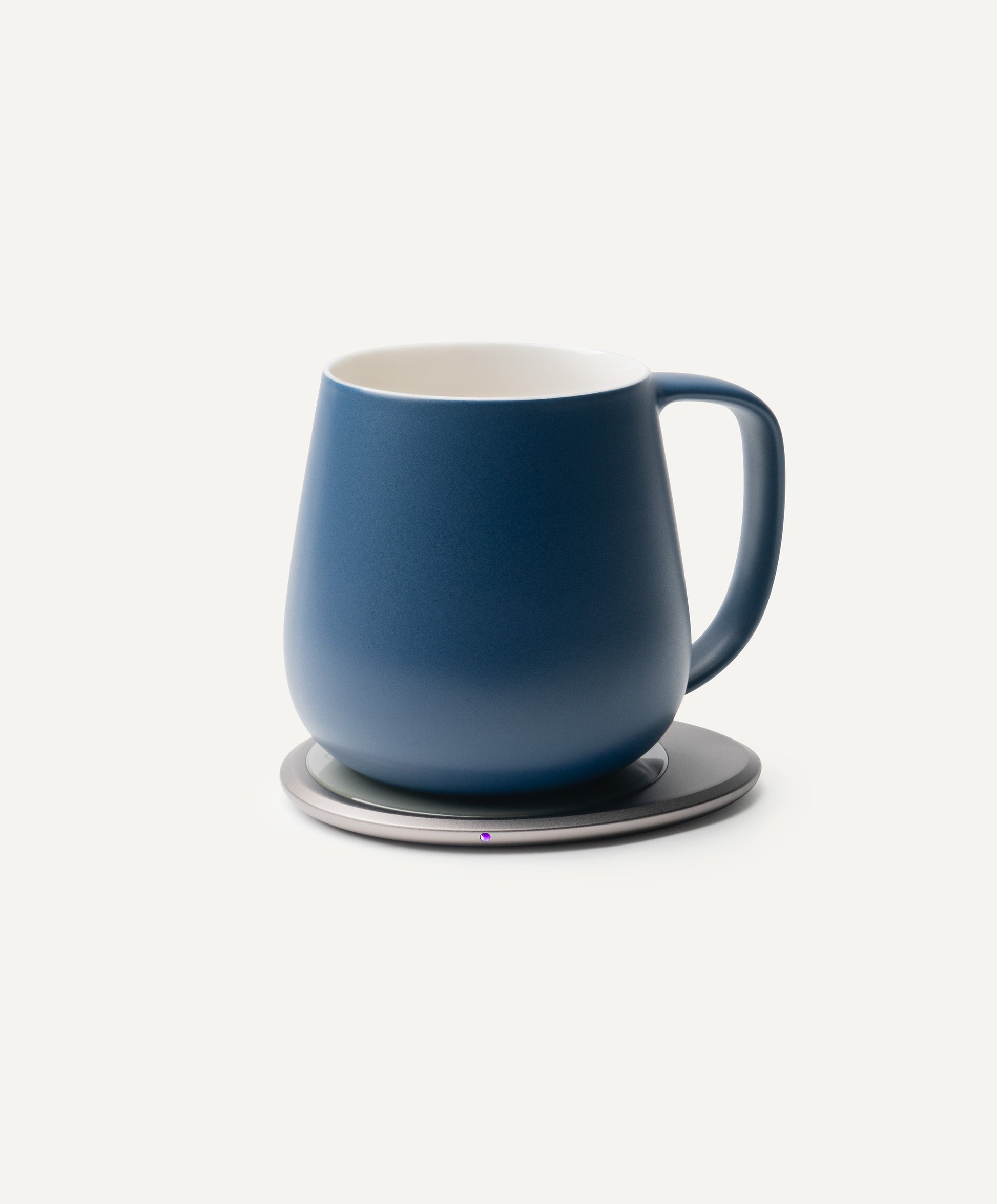 Ui+ Self-Heating Ceramic Mug 18 fl oz / 532 mL in Deep Navy on Ohom Charging Pad 3