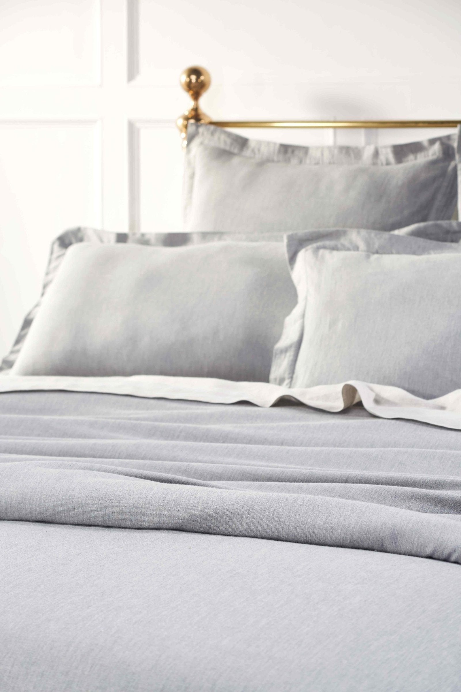DT-024-10692_2|Close-up of heather grey linen blend duvet cover, soft texture, inviting warmth for a contemporary bed.