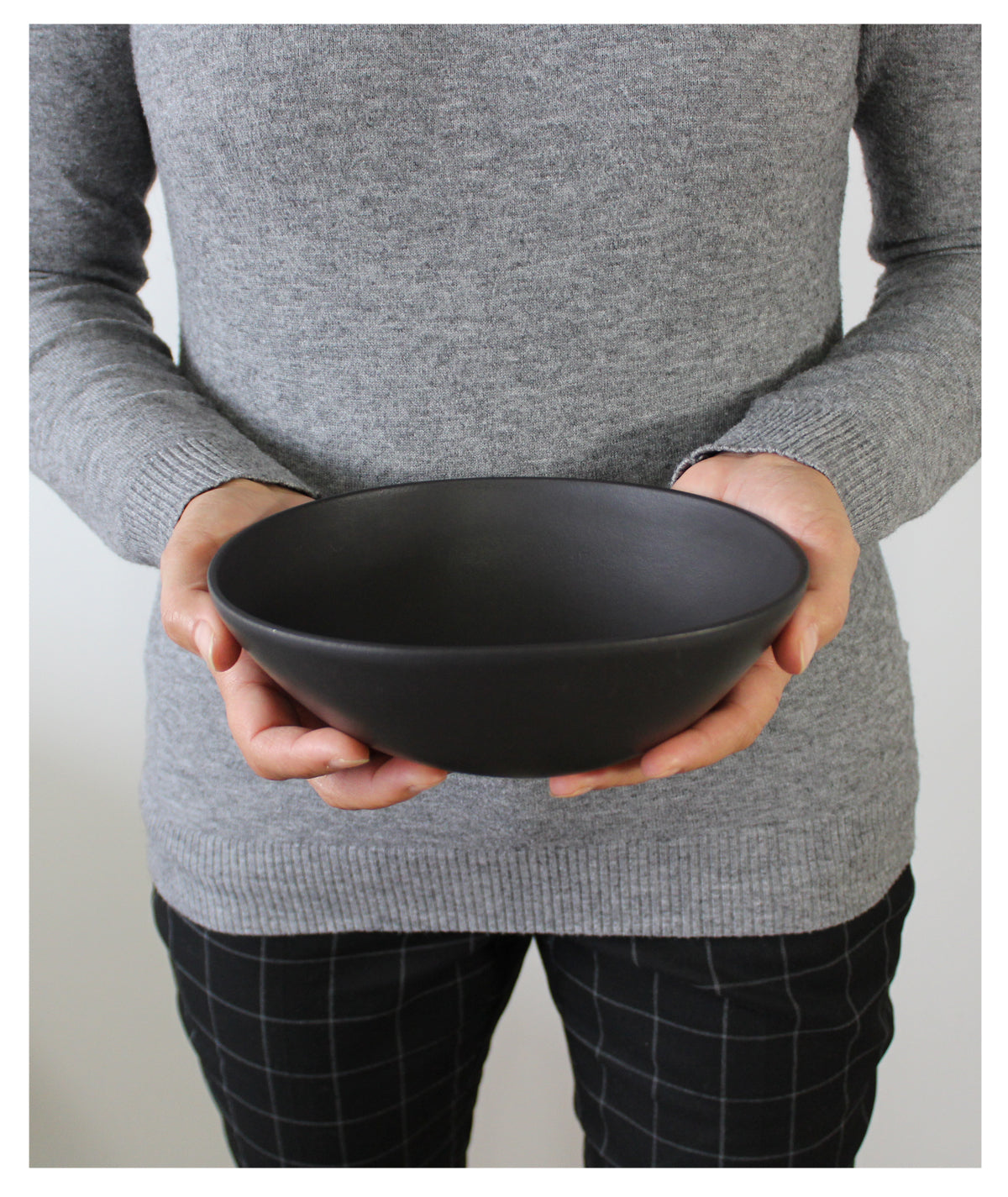 handmade, artisan made, matte green/ glazed green,, matte finish, plate, dessert plate, assiette à dessert, bicolor, vert mat/ vert brillant,, artisan made, fait à la main, arisanal, intemporel, design, dadasi, gharyan stoneware, ethically made, ethique, fair trade, commerce équitable, soup bowl, bol à soupe, poke bowl