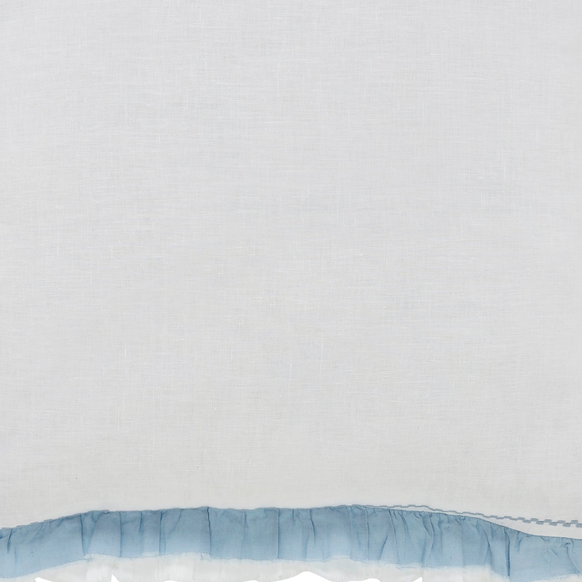 DT-028-10692_2|Close-up of crisp white duvet cover fabric featuring a delicate light blue ruffled edge, perfect for elegant decor.