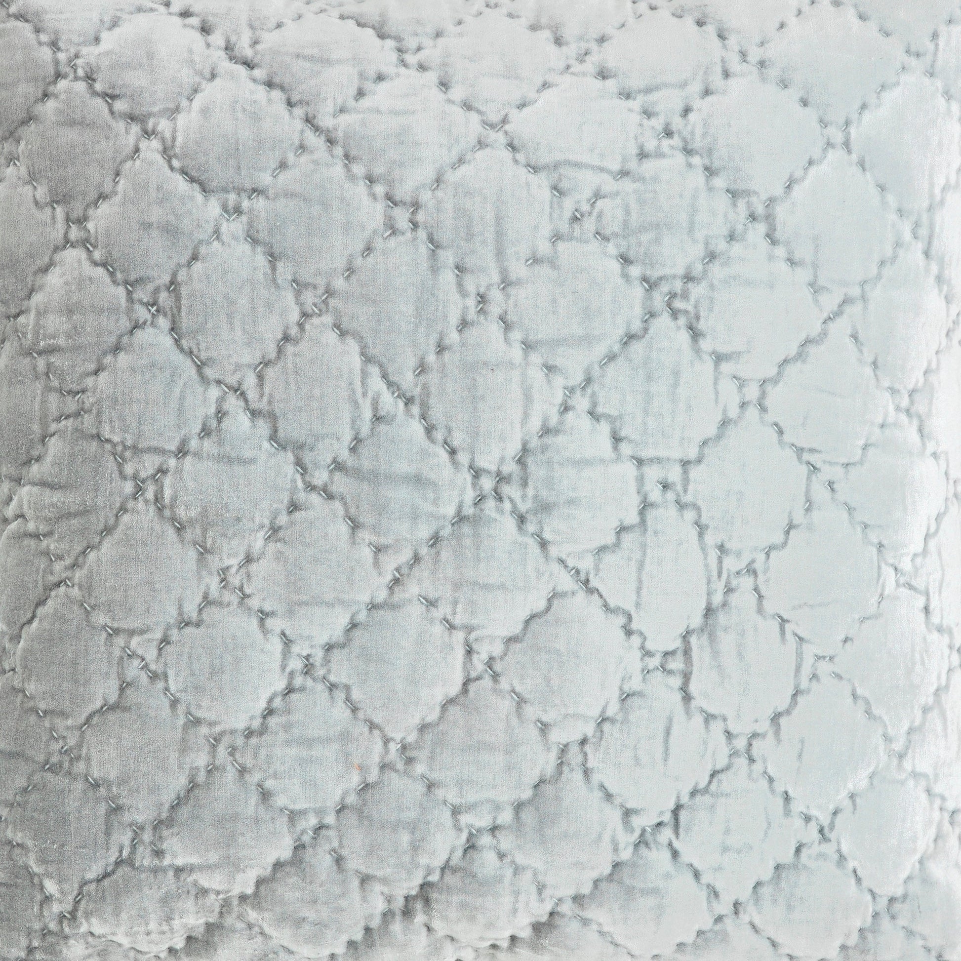 SS-356-2026_2|Close-up of soft teal velvet quilted fabric, luxurious texture with elegant diamond pattern stitching for bedding.