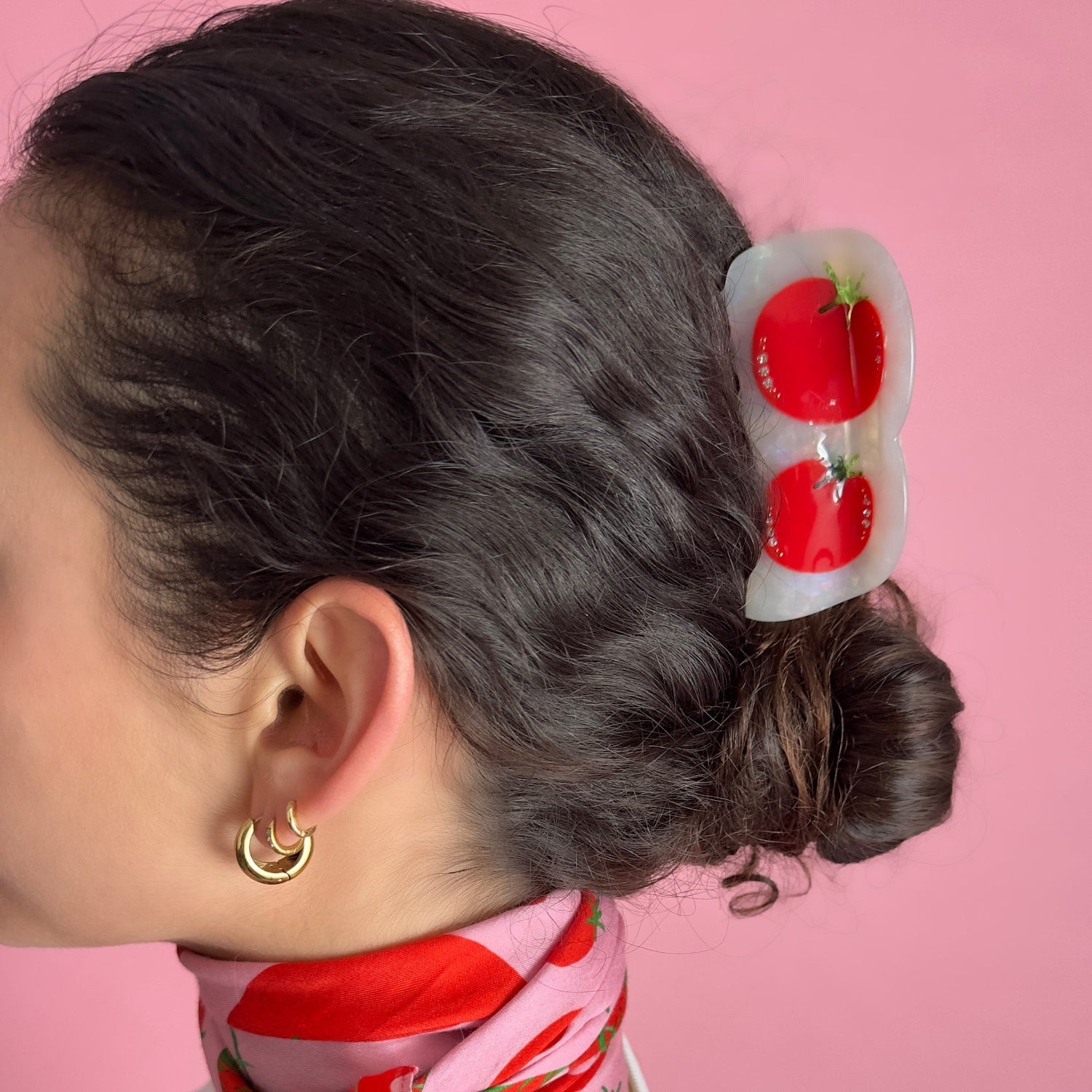 Centinelle best seller Heirloom Tomatoes Hair Claw. Handmade on cellulose acetate, with splice technique, exquisite miniature details and crystals, that are tied directly to its value and make them unique and special. 