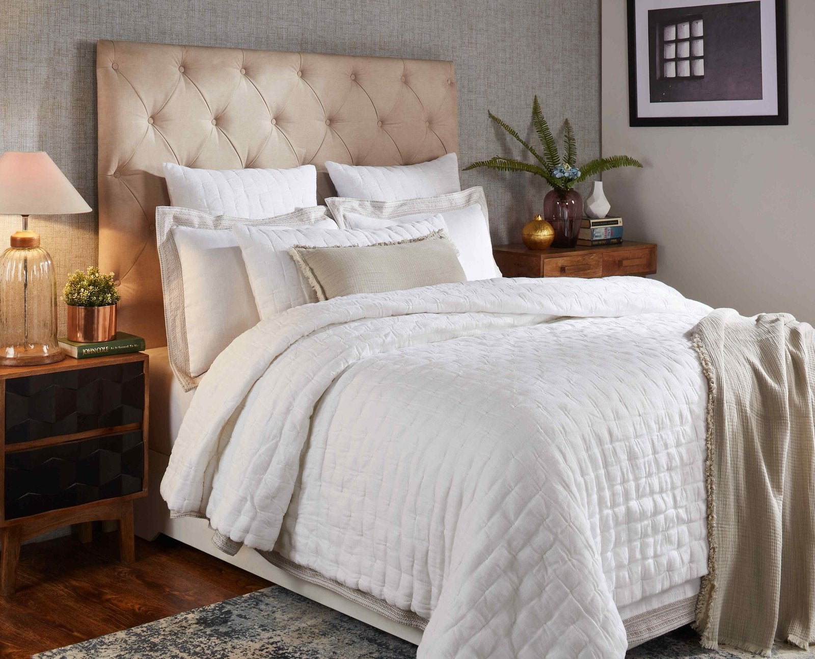 QT-319-9496_4|Elegant white square-quilted quilt set offering timeless sophistication and supreme comfort for a luxurious and inviting bedroom retreat.