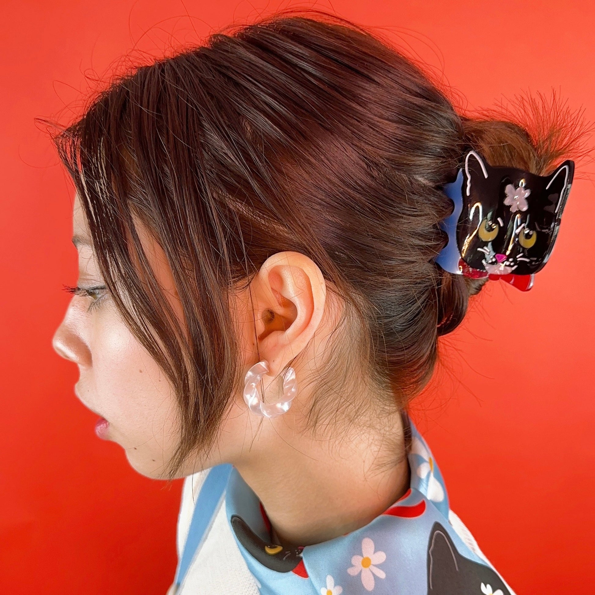 Naoko cat hair claw, inspired on my weird and sweet tuxedo baby. Handmade on cellulose acetate, with splice technique, exquisite miniature details and crystals, that are tied directly to its value and make them unique and special. 