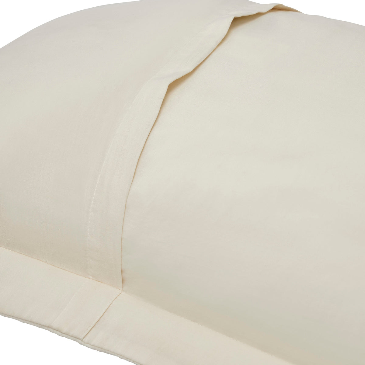 SS-271-2026_2|Smooth cream coverlet detail, showcasing the soft, plain fabric and neat stitching for understated elegance.