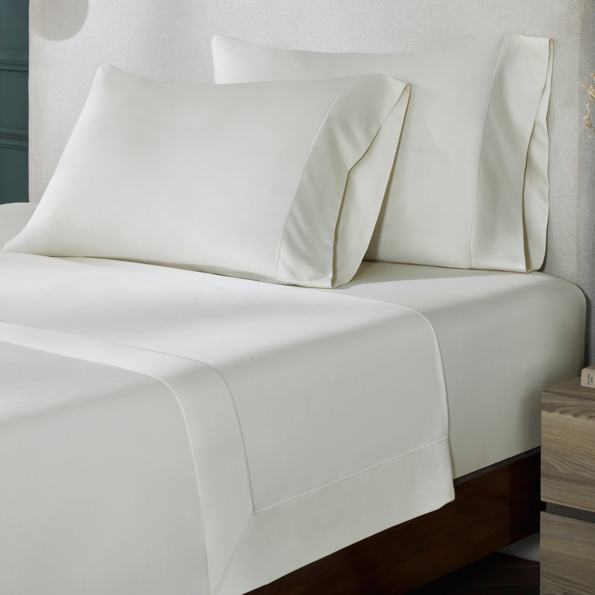 AKP-545-2040_7|Complete off-white 100% cotton sateen weave sheet set, including a flat sheet and two standard pillowcases.